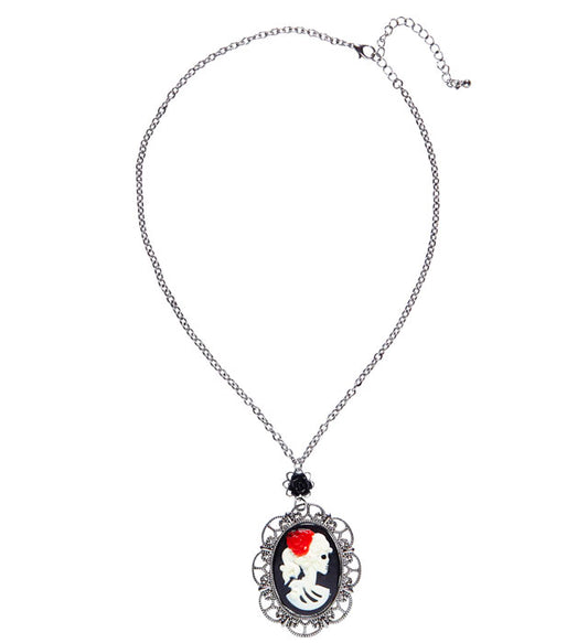 Kette mit schwarzer Rose und Totenkopf-Kamee als Halloween-Accessoire