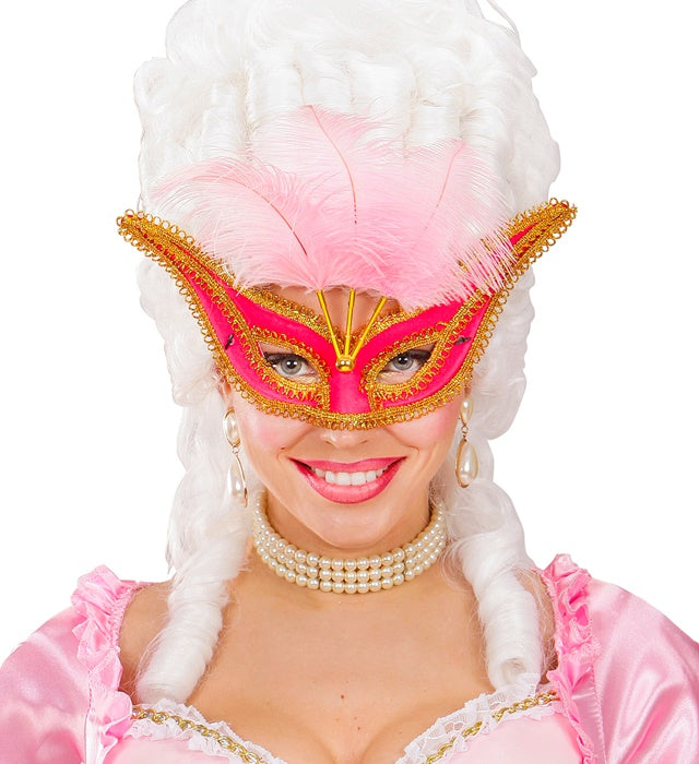 Pinkfarbene Augenmaske mit goldenem Rand und Federn auf weissem Hintergrund