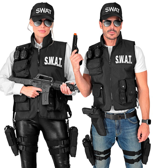 Schwarzes taktisches Holster am rechten Bein befestigt