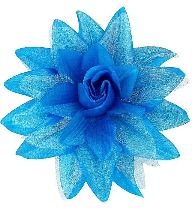 Haarspange mit hellblauer Blume auf hellem Hintergrund