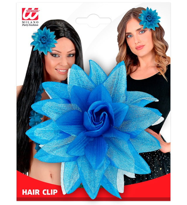 Haarspange mit hellblauer Blume auf hellem Hintergrund