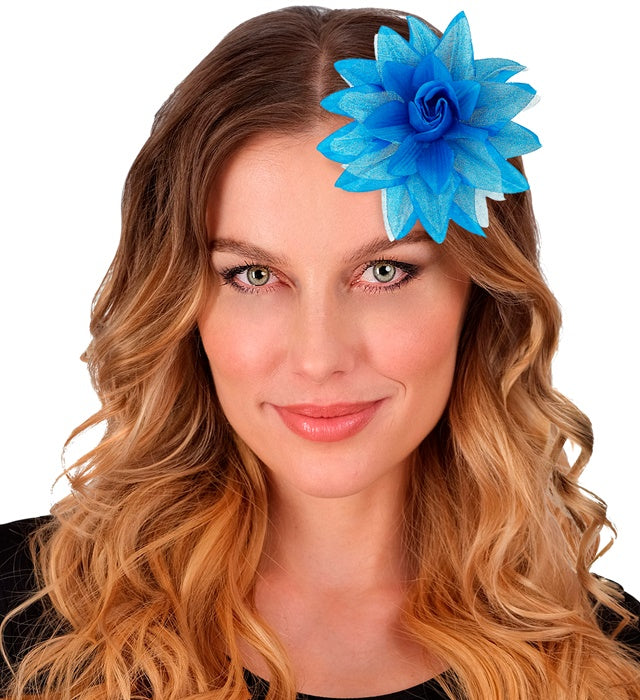 Haarspange mit hellblauer Blume auf hellem Hintergrund