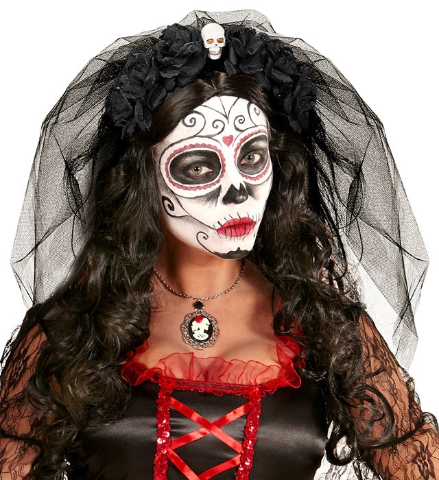 Schwarzer Haareif mit sechs Rosen, Totenkopf und Schleier als Halloween Accessoire