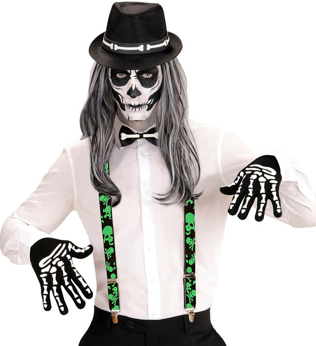 Hosenträger mit toxischen Totenkopf-Motiven auf schwarzem Hintergrund