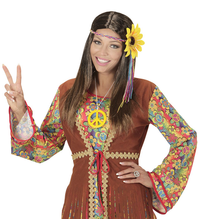 Braune Hippie-Perücke mit buntem Stirnband und Sonnenblume auf neutralem Hintergrund