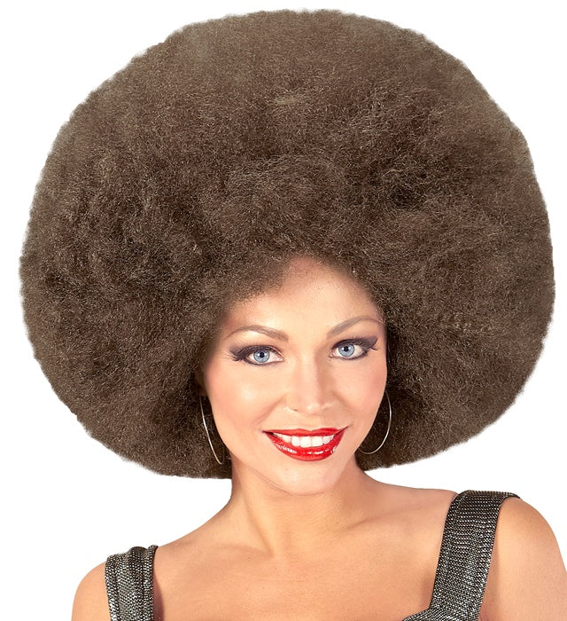 Kaffebraune voluminöse Riesen Afro-Perücke auf weissem Hintergrund