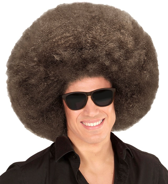Kaffebraune voluminöse Riesen Afro-Perücke auf weissem Hintergrund