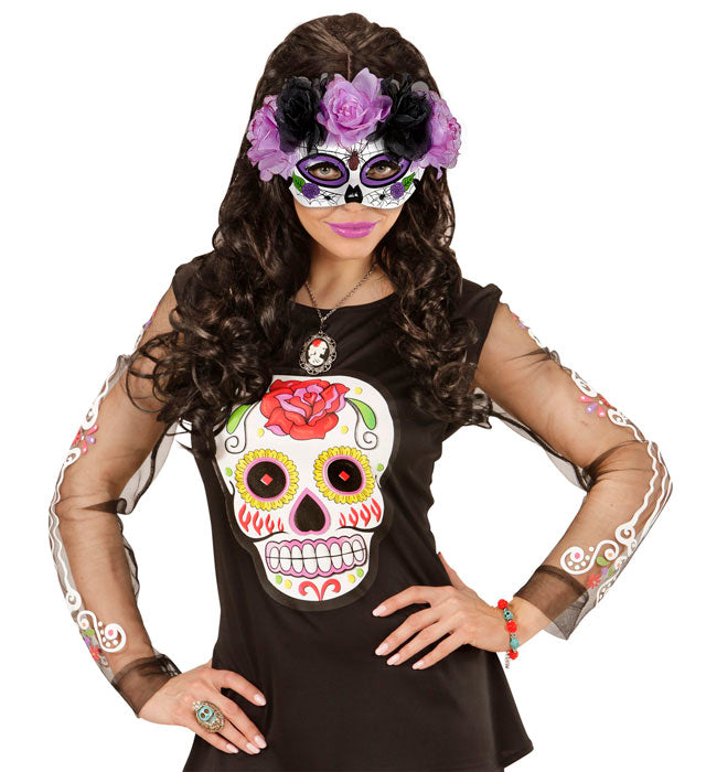Augenmaske Dia de los Muertos mit lila und schwarzen Rosen auf schwarzem Hintergrund