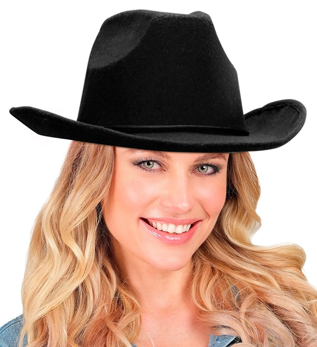 Schwarzer Cowboyhut aus gebürstetem Filz auf weißem Hintergrund