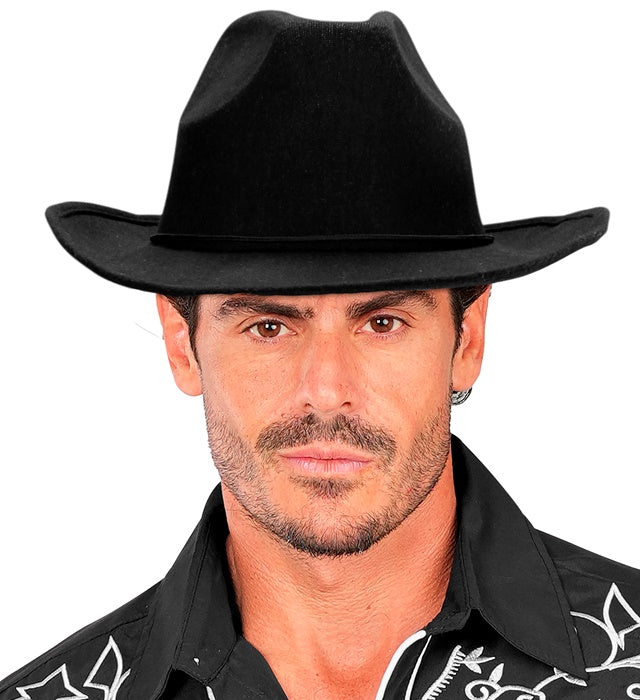 Schwarzer Cowboyhut aus gebürstetem Filz auf weißem Hintergrund