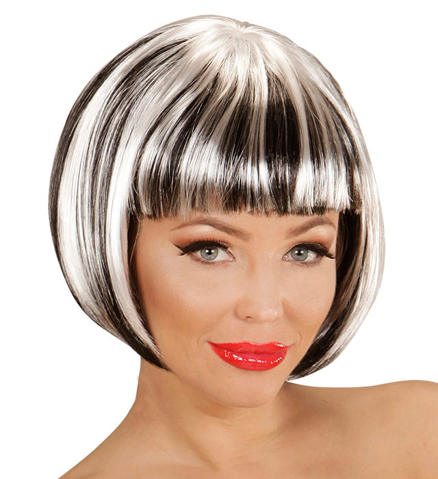 Schwarz-weisse Fashion Streaks Perücke auf hellem Hintergrund