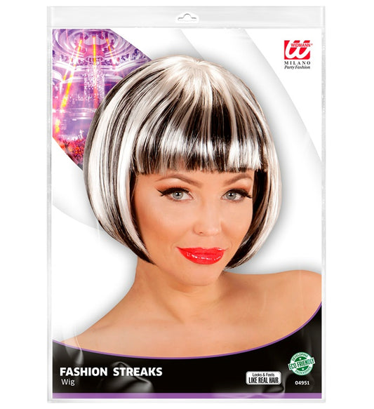 Schwarz-weisse Fashion Streaks Perücke auf hellem Hintergrund