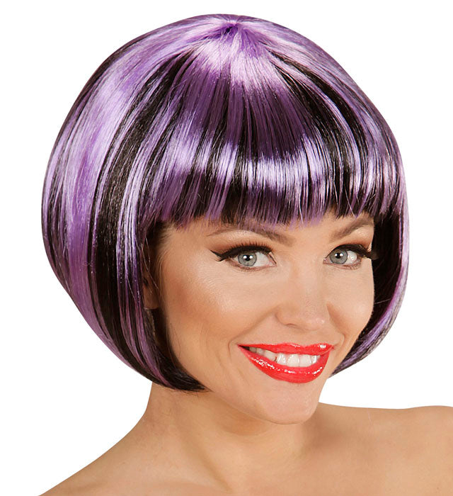 Schwarze Perücke mit lila Strähnen als Fasnachts-Accessoire