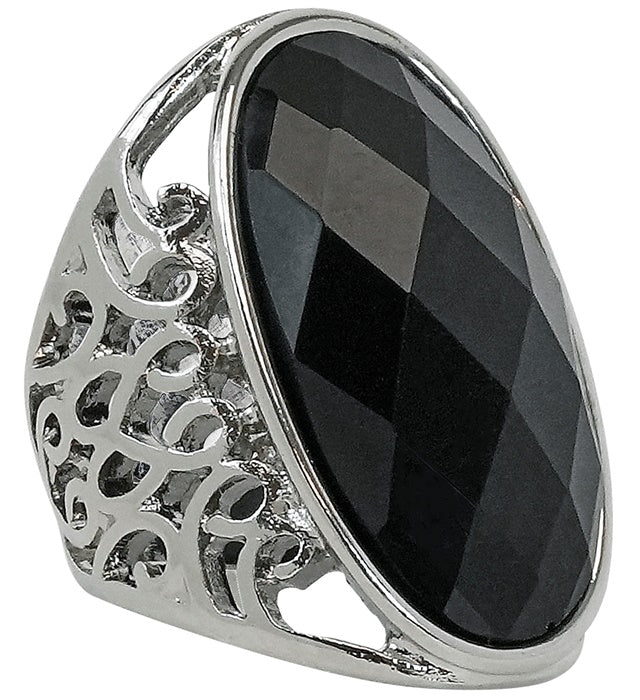 Gotischer Ring mit schwarzem Stein auf dunkelgrauem Hintergrund