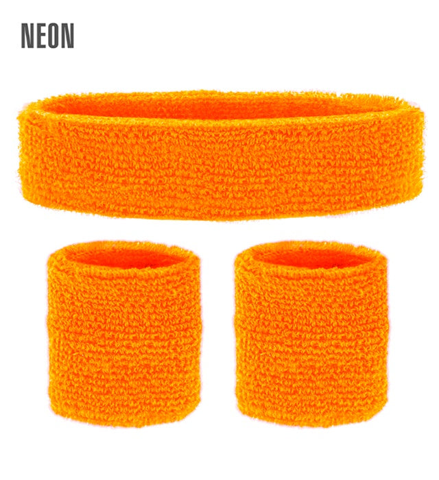 Neon orange Schweissbänder als Stirnband und Armbänder auf weissem Hintergrund