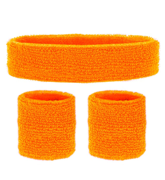 Neon orange Schweissbänder als Stirnband und Armbänder auf weissem Hintergrund