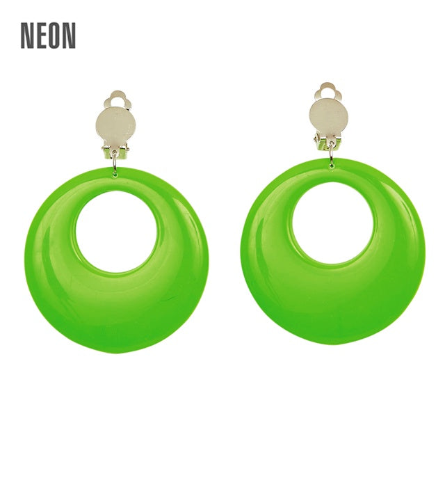 Neon grüne Ohrringe als auffälliges Fasnacht-Accessoire