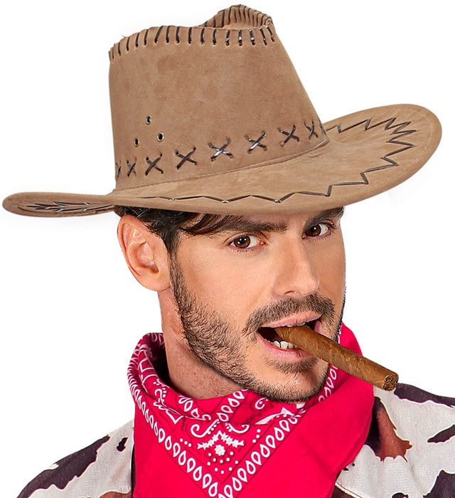 Brauner Cowboyhut in Wildlederoptik mit auffälligen Nähten auf weissem Hintergrund