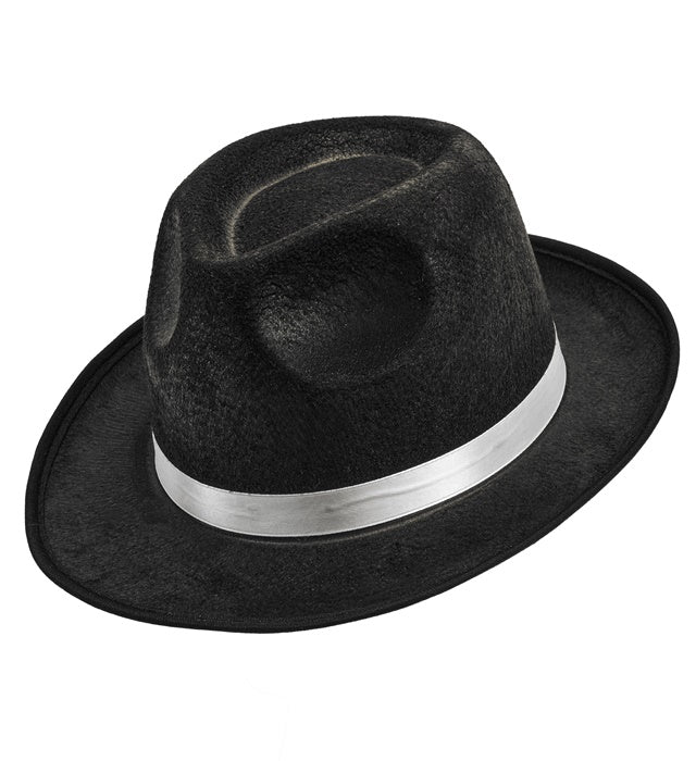 Schwarzer Fedora-Hut mit weißem Band auf weißem Hintergrund
