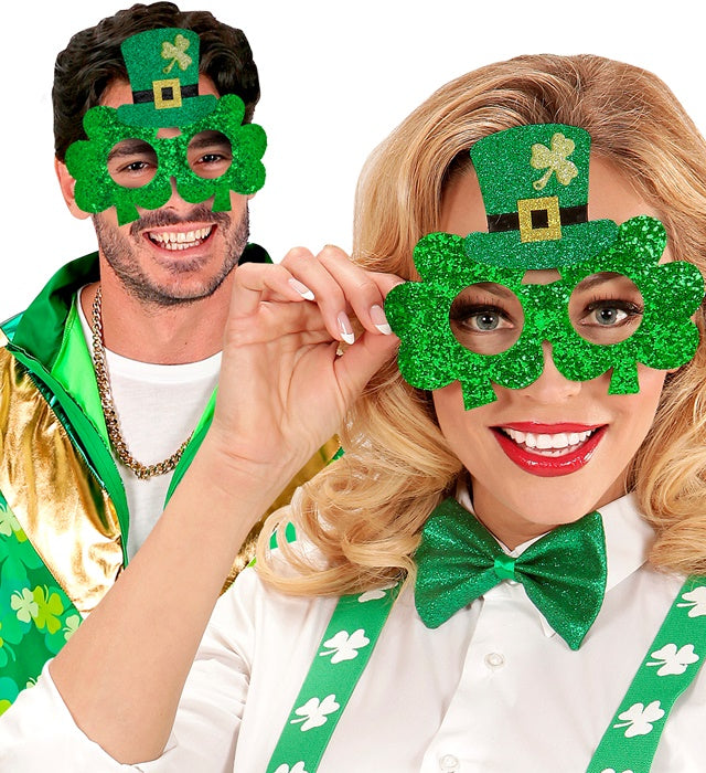 Grüne Kleeblattbrille mit kleinem Minizylinderhut für St. Patrick's Day