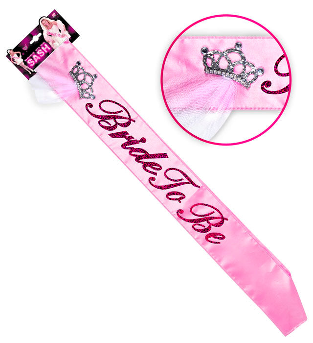 Zweilagige weiße Satin Schärpe mit feiner Brautschleier-Tiara auf weißem Hintergrund