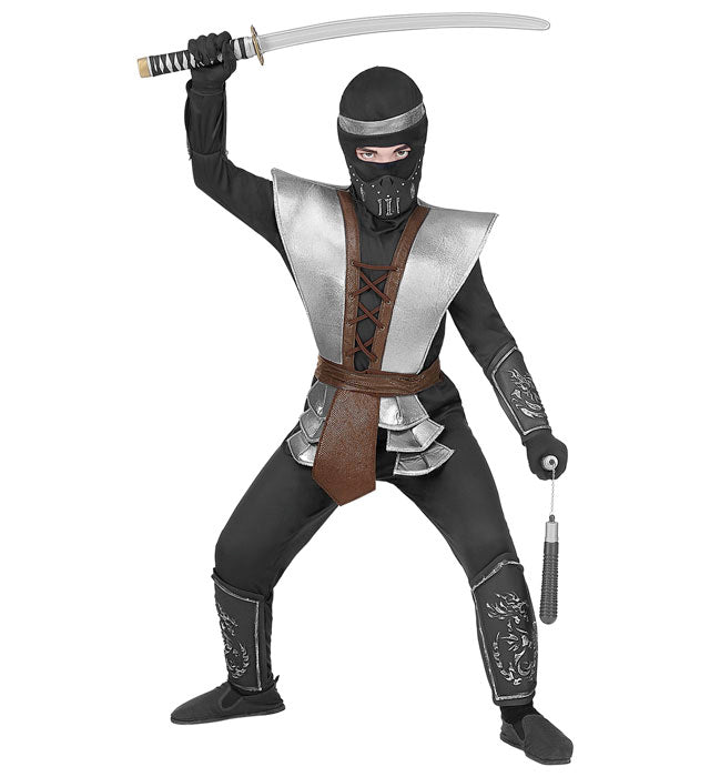 Ninja-Kostüm Set mit Maske, Gürtel, Armschonern und Beinschonern auf weißem Hintergrund