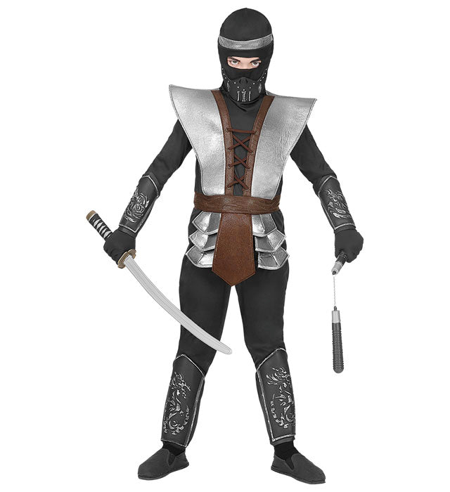 Ninja-Kostüm Set mit Maske, Gürtel, Armschonern und Beinschonern auf weißem Hintergrund