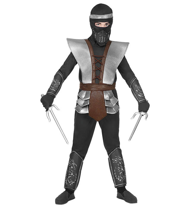 Ninja-Kostüm Set mit Maske, Gürtel, Armschonern und Beinschonern auf weißem Hintergrund