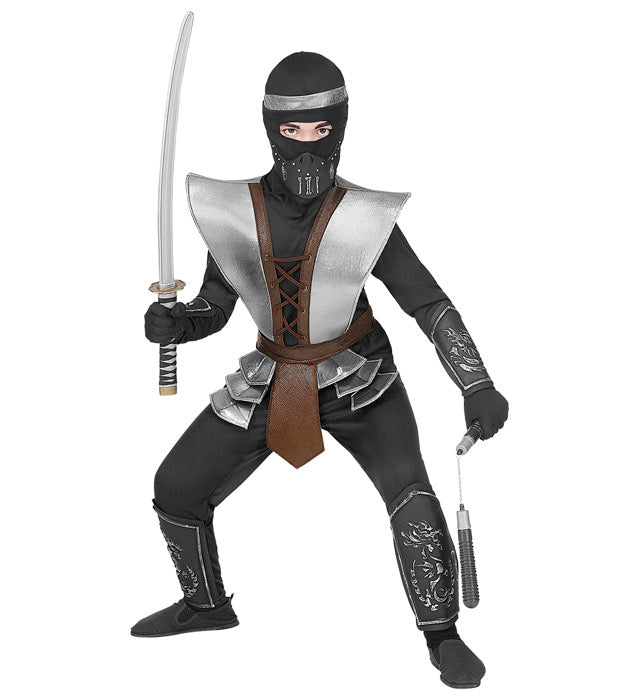 Ninja-Kostüm Set mit Maske, Gürtel, Armschonern und Beinschonern auf weißem Hintergrund