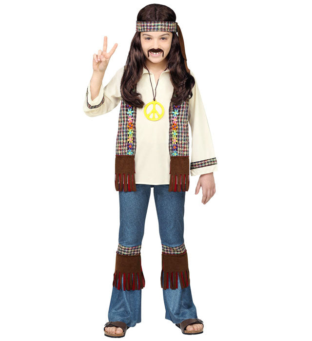 Buntes Hippie-Kostüm mit Hemd, Weste, Hose, Stirnband und Kette auf weissem Hintergrund
