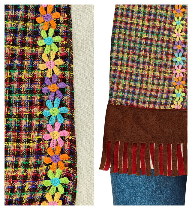 Buntes Hippie-Kostüm mit Hemd, Weste, Hose, Stirnband und Kette auf weissem Hintergrund