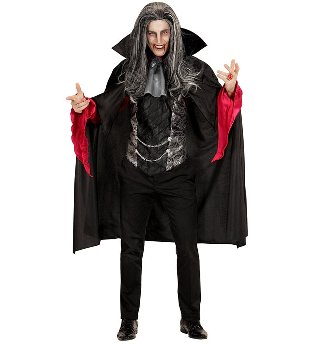 Vampir-Kostüm mit Hemd, Weste, Jabot und Umhang auf schwarzem Hintergrund