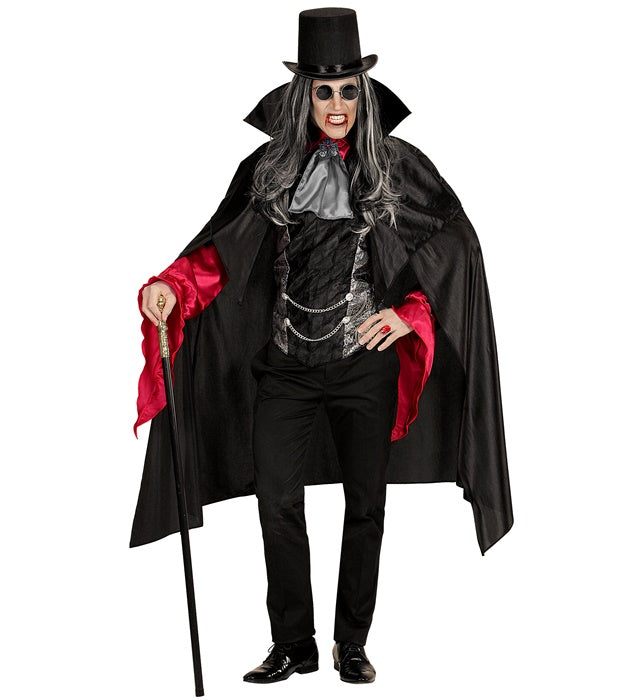 Vampir-Kostüm mit Hemd, Weste, Jabot und Umhang auf schwarzem Hintergrund