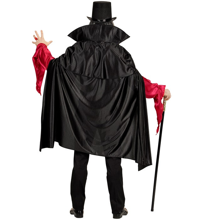 Vampir-Kostüm mit Hemd, Weste, Jabot und Umhang auf schwarzem Hintergrund