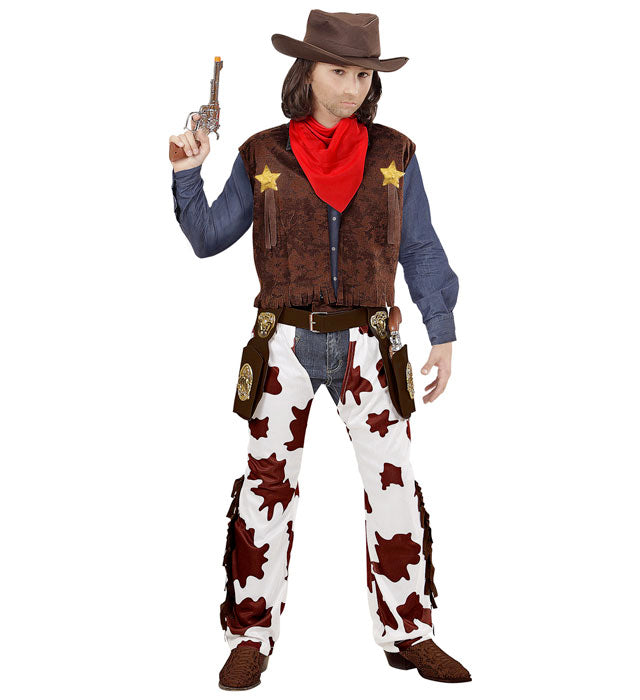 Cowboy-Kostüm mit Weste, Chaps, Cowboy-Hut und rotem Bandana auf hellem Hintergrund