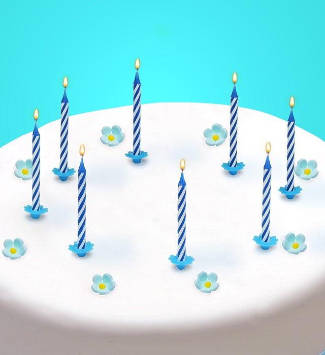 Set von 16 blauen Happy Birthday Kuchenkerzen mit Haltern auf Geburtstagskuchen