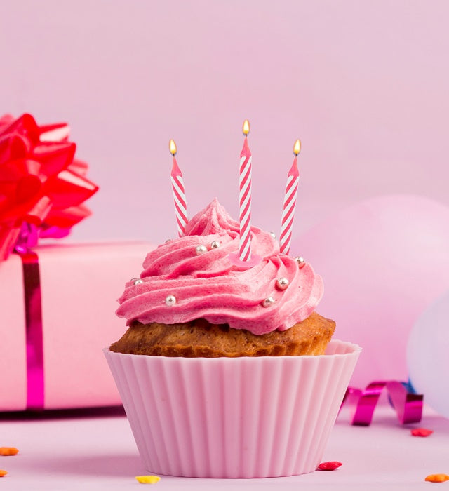Set aus 16 rosa Happy Birthday Kuchenkerzen mit Haltern auf Geburtstagskuchen