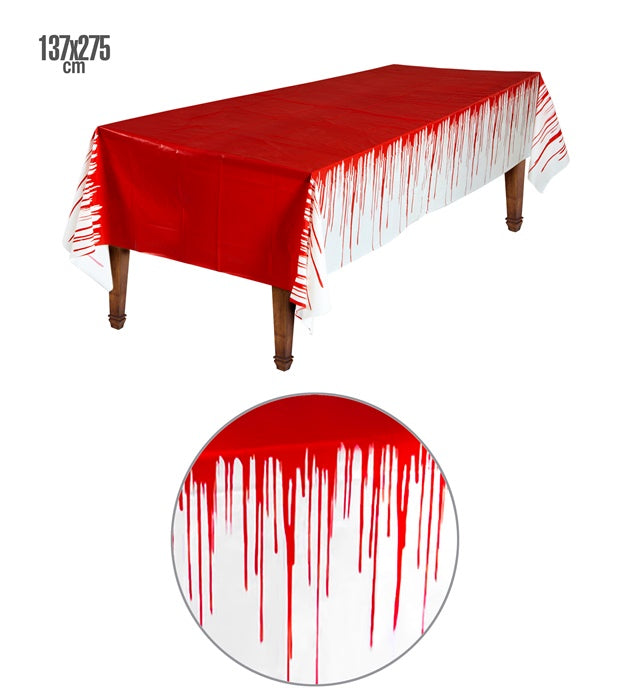 Blutverschmierte Tischdecke mit realistischen Blutflecken auf einem Tisch drapiert