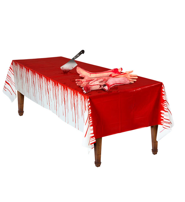 Blutverschmierte Tischdecke mit realistischen Blutflecken auf einem Tisch drapiert