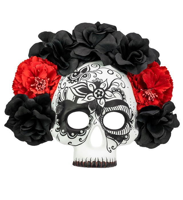 Día de los Muertos Totenkopfmaske mit schwarzen und roten Rosen auf weissem Hintergrund
