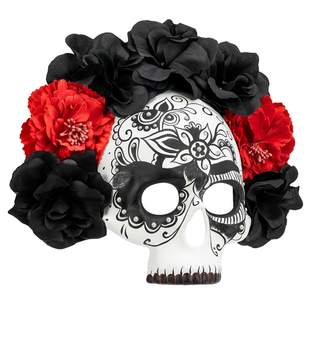 Día de los Muertos Totenkopfmaske mit schwarzen und roten Rosen auf weissem Hintergrund