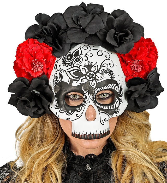 Día de los Muertos Totenkopfmaske mit schwarzen und roten Rosen auf weissem Hintergrund