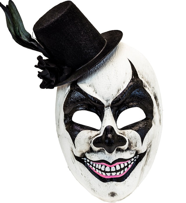 Commedia dell'Arte Maske mit elegantem Hut vor weißem Hintergrund