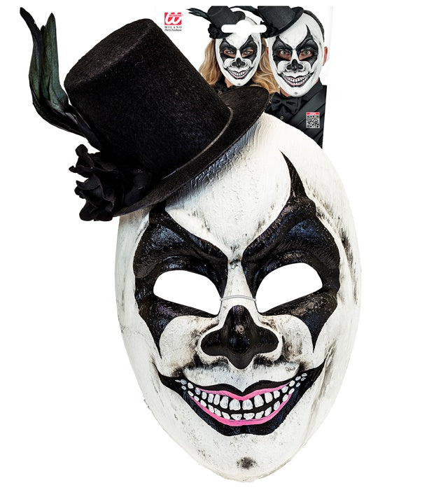 Commedia dell'Arte Maske mit elegantem Hut vor weißem Hintergrund