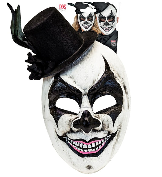Commedia dell'Arte Maske mit elegantem Hut vor weißem Hintergrund