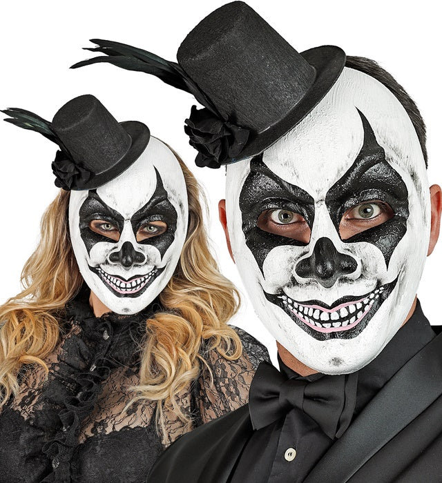 Commedia dell'Arte Maske mit elegantem Hut vor weißem Hintergrund