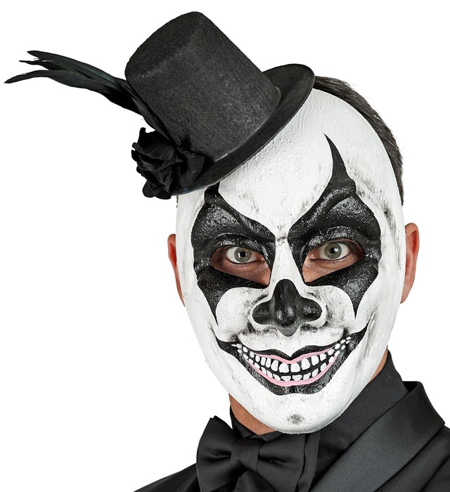 Commedia dell'Arte Maske mit elegantem Hut vor weißem Hintergrund
