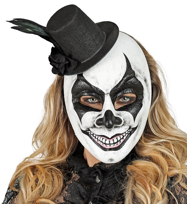 Commedia dell'Arte Maske mit elegantem Hut vor weißem Hintergrund