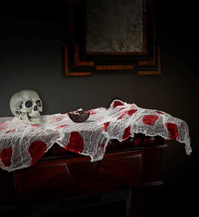 Blutiger Mullstoff 180x80 cm mit realistischen Blutflecken für Halloween-Deko