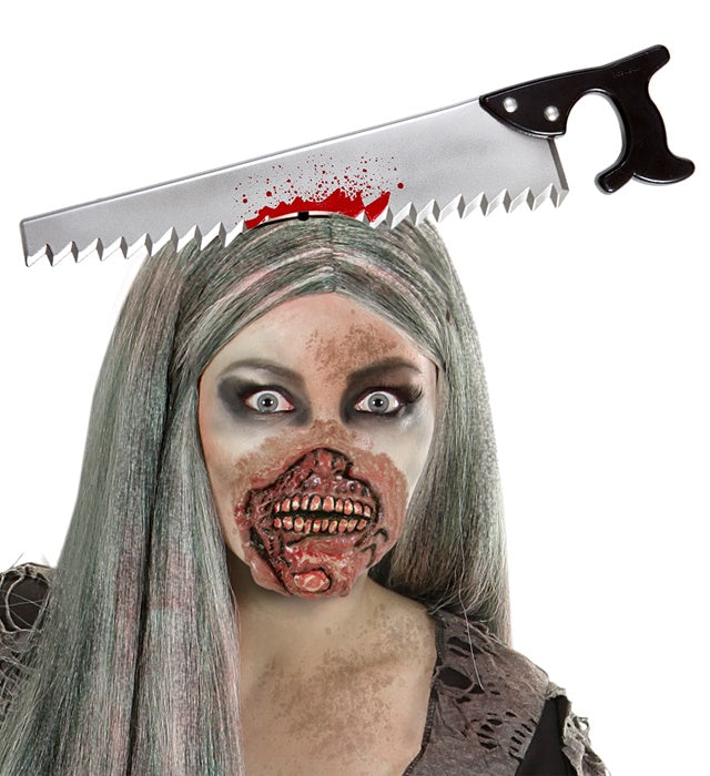 Blutige Säge im Kopf als Halloween Kostümzubehör